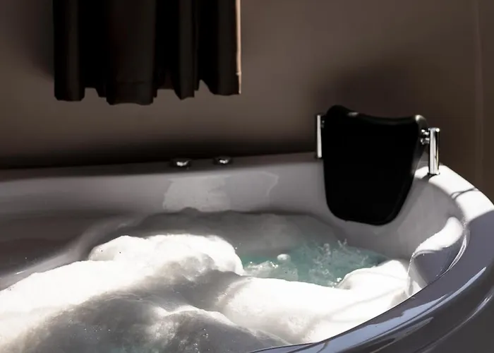 Amelia Mare Golem (Tirana)